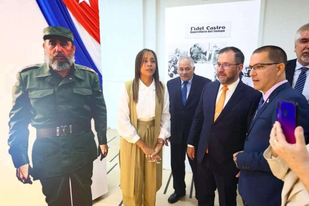 Fidel Castro is honored with a photographic exhibition at the Venezuelan Foreign Ministry