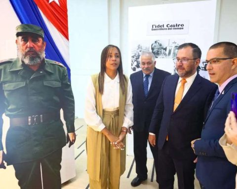 Fidel Castro is honored with a photographic exhibition at the Venezuelan Foreign Ministry