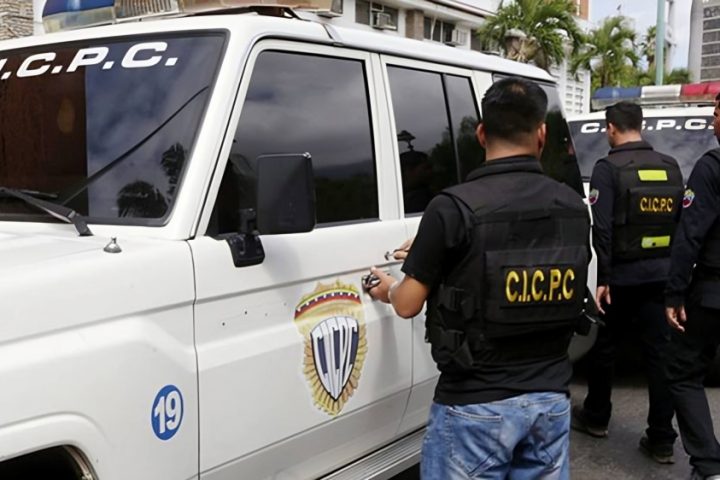 Five arrested for stealing military weapons