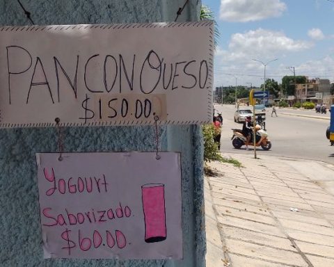 Precios del pan con queso y el yogur en una cafetería de Holguín