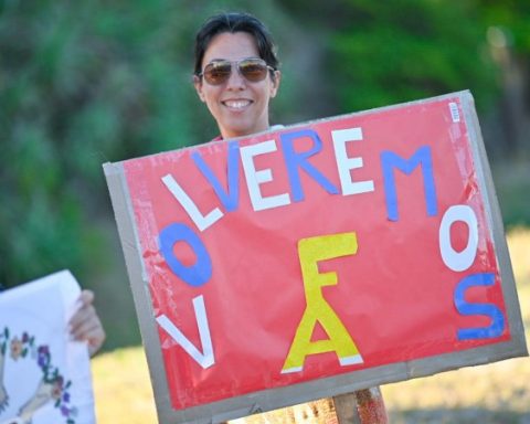 Frente Amplio would win with 50% of the votes in the runoff, according to a Factum survey