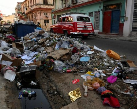 Garbage piles up in an overflowing Havana