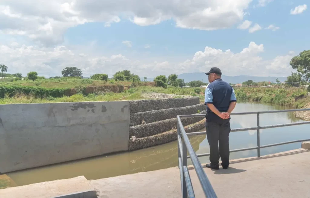 Garry Conille visita el controvertido canal de Ouanaminthe