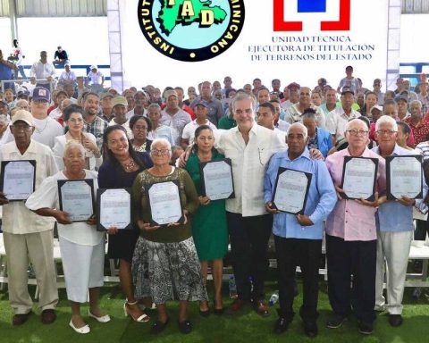 Gobierno entrega 723 títulos de propiedad; inaugura centro UASD