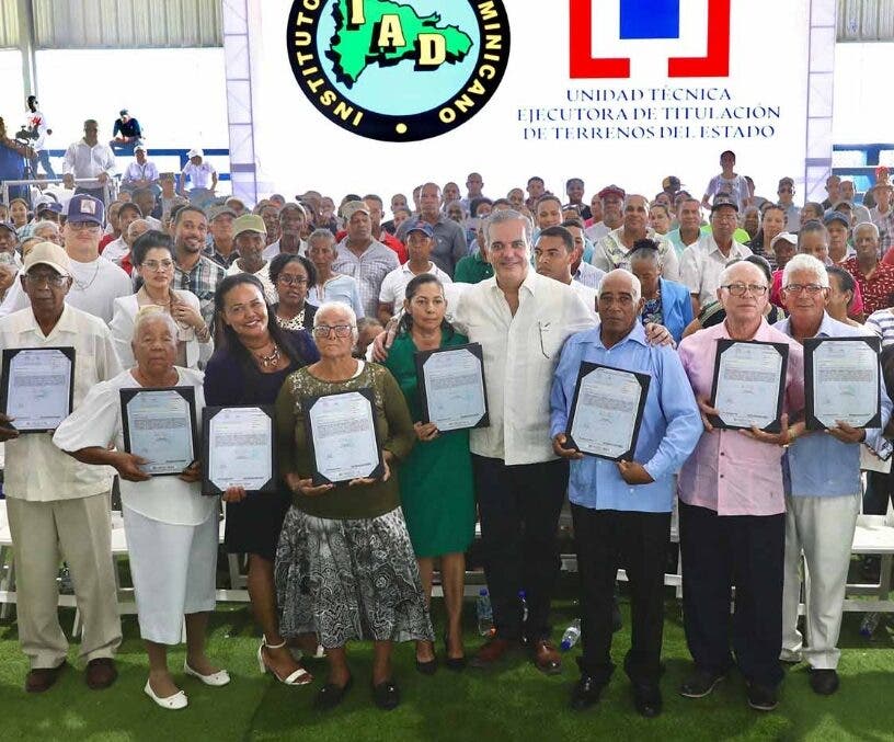 Gobierno entrega 723 títulos de propiedad; inaugura centro UASD