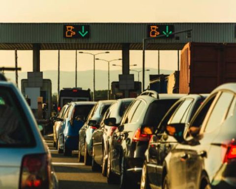 Government risks paying $1 billion for freezing toll rates