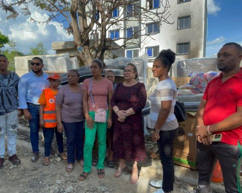 Governor of Santiago assists families affected by a fire in the Hato Mayor sector