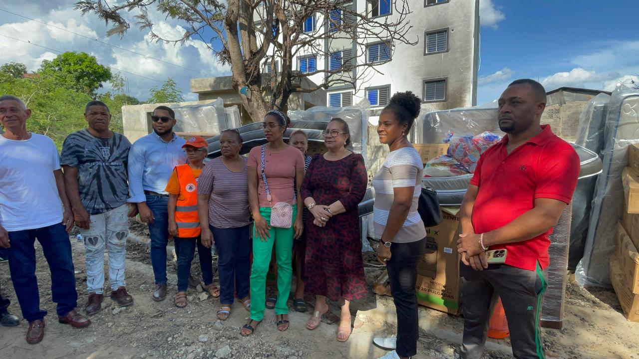 Governor of Santiago assists families affected by a fire in the Hato Mayor sector