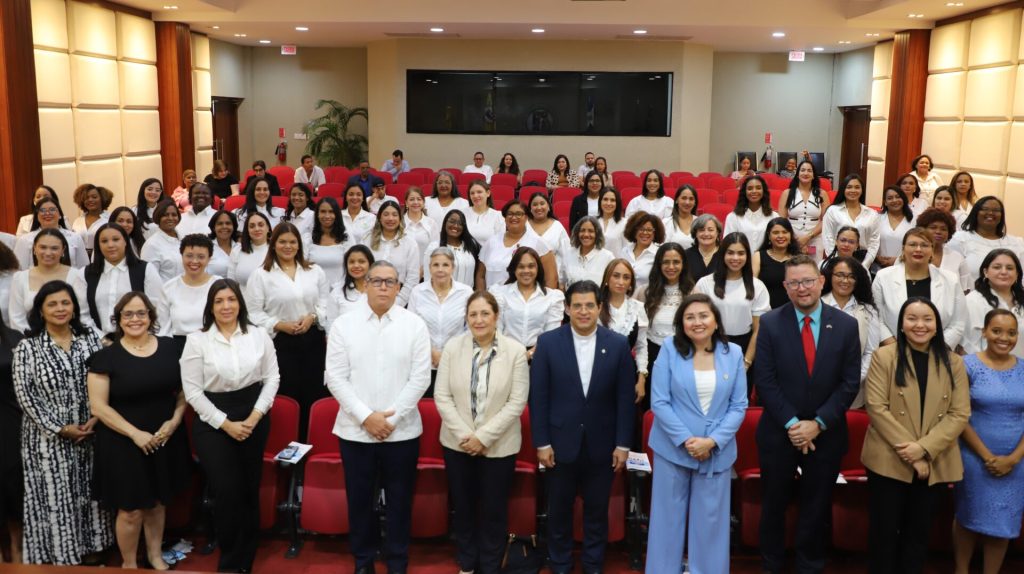 Padre Secilio Espinal, Patricia Aguilera y Claribel Ferreiras junto a las mujeres que se graduaron del programa Academia para Mujeres Emprendedoras. FUENTE EXTERNA