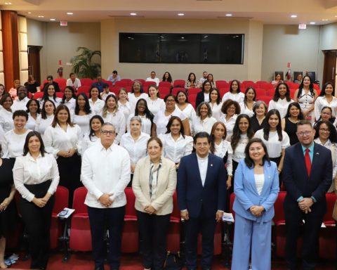 Padre Secilio Espinal, Patricia Aguilera y Claribel Ferreiras junto a las mujeres que se graduaron del programa Academia para Mujeres Emprendedoras. FUENTE EXTERNA