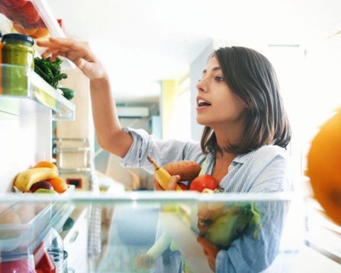 How long does food last in the refrigerator after a massive power outage?