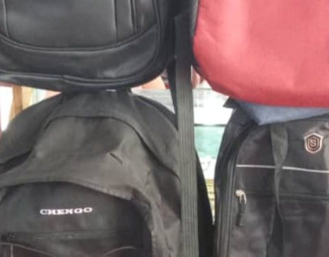 Venta de mochilas en la Candonga de Santa Clara