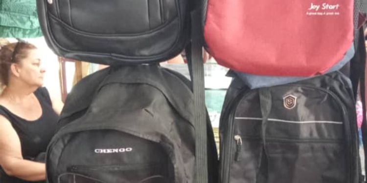 Venta de mochilas en la Candonga de Santa Clara