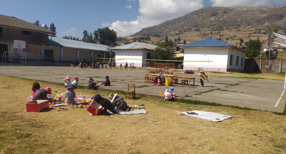 Huancayo: Children study in the courtyard because their school has been declared in a state of emergency