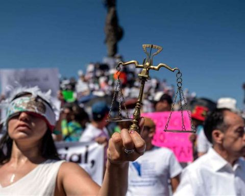 Hundreds protest in Mexico over controversial judicial reform