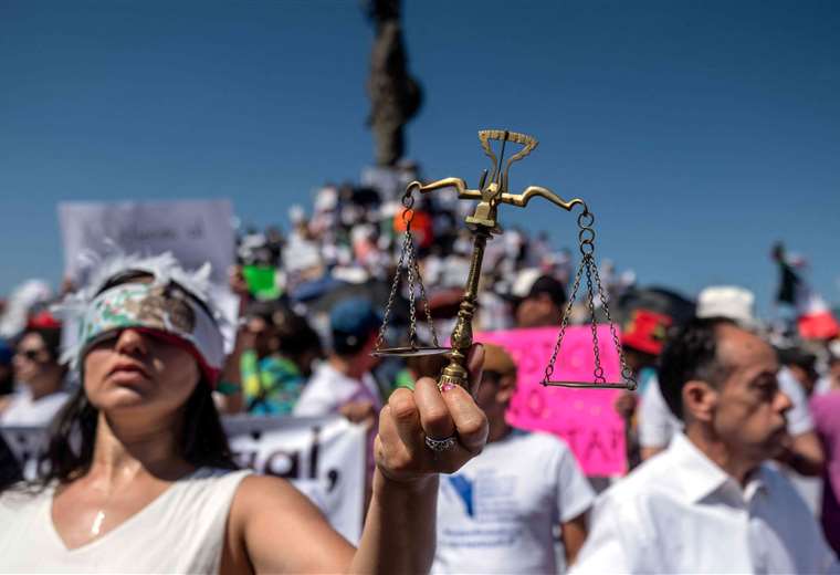 Hundreds protest in Mexico over controversial judicial reform