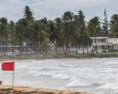 Hurricane Ernesto strengthens on its way to Bermuda