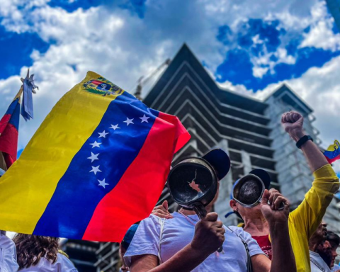 “I cover my face because tyranny is against me”: opponents protect themselves from persecution