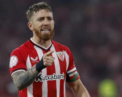 Iker Muniain, 'caught' at the airport, does not give away any details