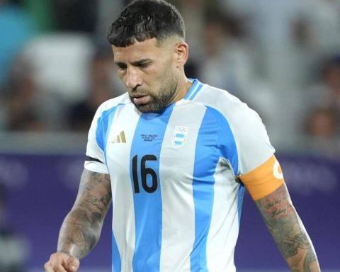 In Argentina, the same thing with France is going on: Otamendi and Rulli are not holding anything back