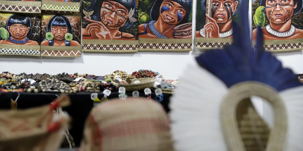 Indigenous people exhibit handicrafts in Brasília and ask for visibility