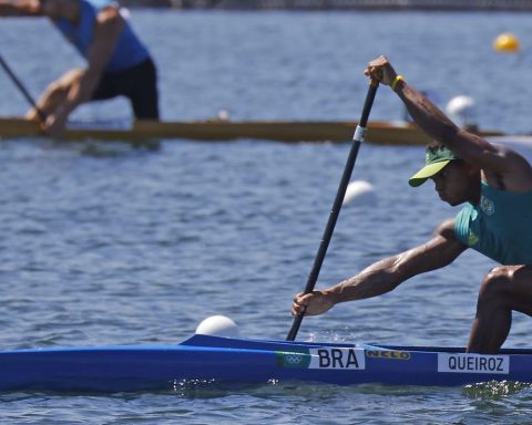 Isaquias Queiroz advances directly to the individual canoe semi-finals