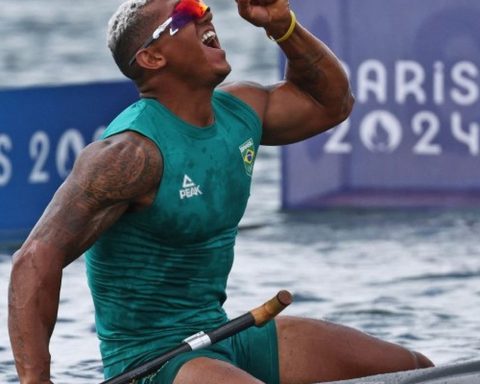 Isaquias Queiroz wins silver in canoeing