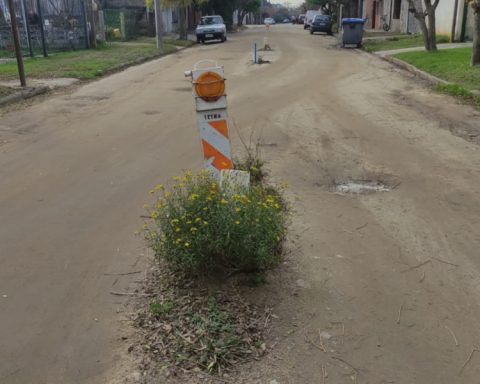 Juan Lacaze with streets destroyed by a sanitation that is making little progress