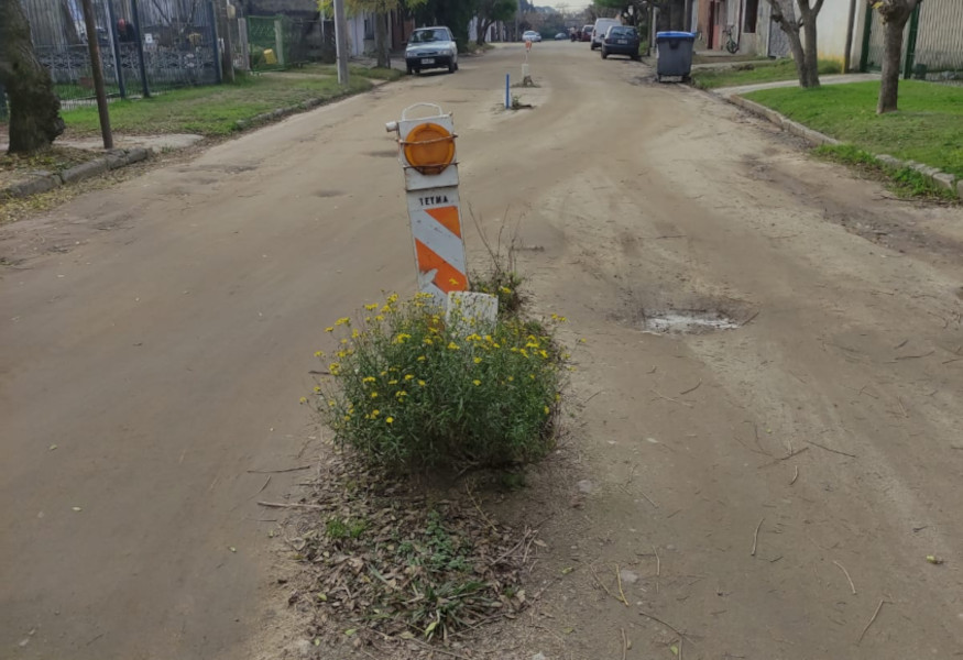 Juan Lacaze with streets destroyed by a sanitation that is making little progress