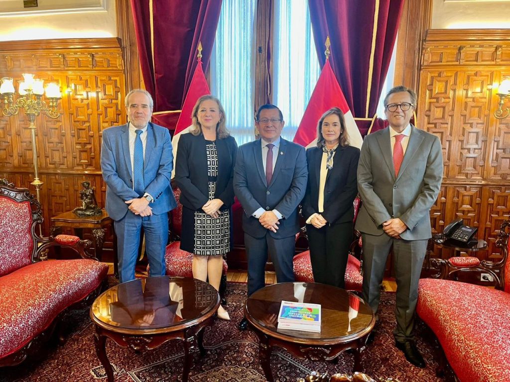 Luis Lescano, presidente del Instituto peruano de derecho educativo. María Isabel León, vice presidenta de IPAE; Eduardo Salhuana presidente del Congreso; Marcela Benavides, presidenta de Empresarios por la Educacion y David Tuesta, ex ministro economía y actual presidente del Consejo Privado de Competitividad