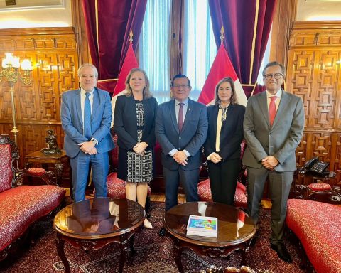 Luis Lescano, presidente del Instituto peruano de derecho educativo. María Isabel León, vice presidenta de IPAE; Eduardo Salhuana presidente del Congreso; Marcela Benavides, presidenta de Empresarios por la Educacion y David Tuesta, ex ministro economía y actual presidente del Consejo Privado de Competitividad