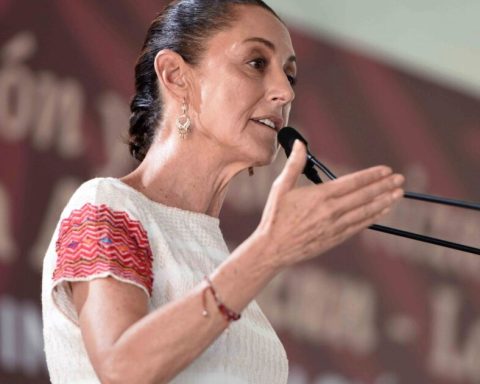 Leaders from the center of the country arrive with a list of requests for Sheinbaum