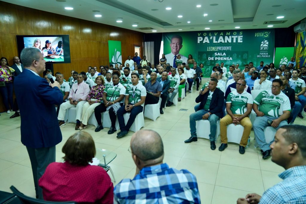 Leonel Fernández meets with coordinators of FP networks