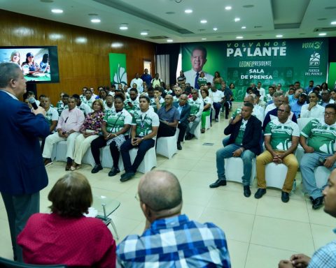 Leonel Fernández meets with coordinators of FP networks