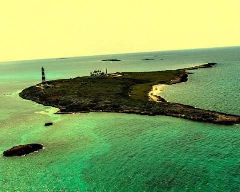 Faro en un cayo de Cuba