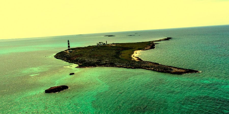 Faro en un cayo de Cuba