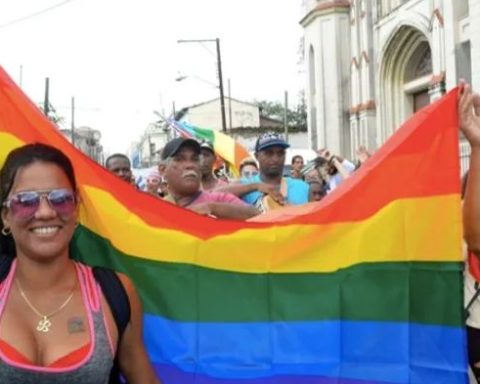 Dos mujeres lesbianas en una marcha LGBTIQ+ en Santa Clara