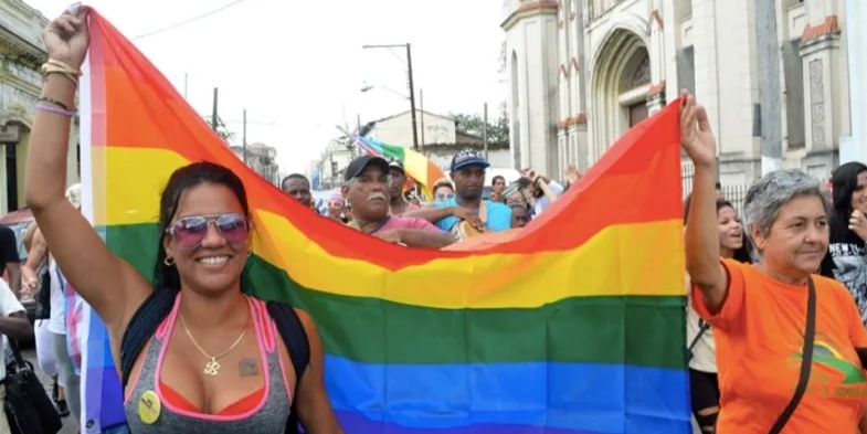 Dos mujeres lesbianas en una marcha LGBTIQ+ en Santa Clara