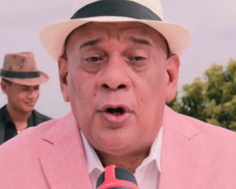 Luichy Vargas sings to Armando Manzanero