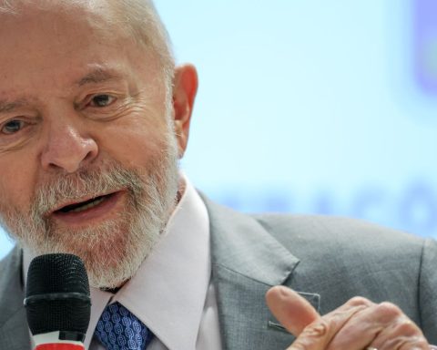 Lula criticizes privatization of public companies during visit to Telebras