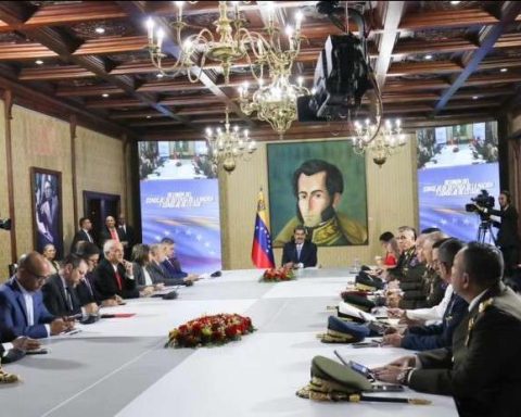 Maduro: We will not hand over political power to the fascist oligarchy