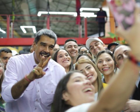 Maduro calls for "raising the stakes on social media" which he accuses of promoting "fascism"