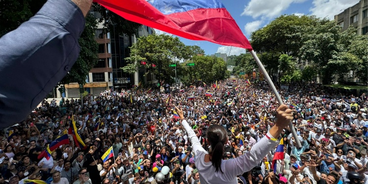 María Corina Machado reaparece ante miles de sus seguidores en Caracas: “La transición ya comenzó”