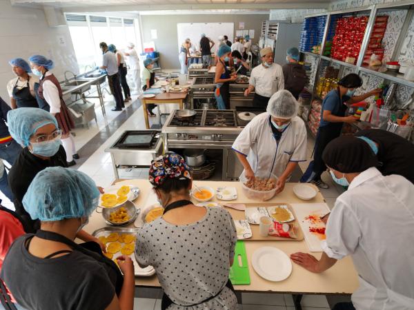 Mayor Galán announces that he will implement the Bogotá Without Hunger 2.0 program