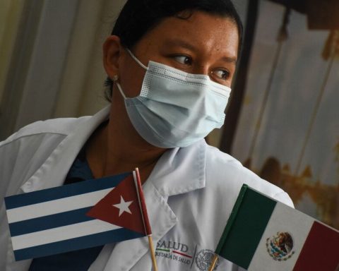 Mexico increases hiring of doctors (including Cubans) without achieving the goal