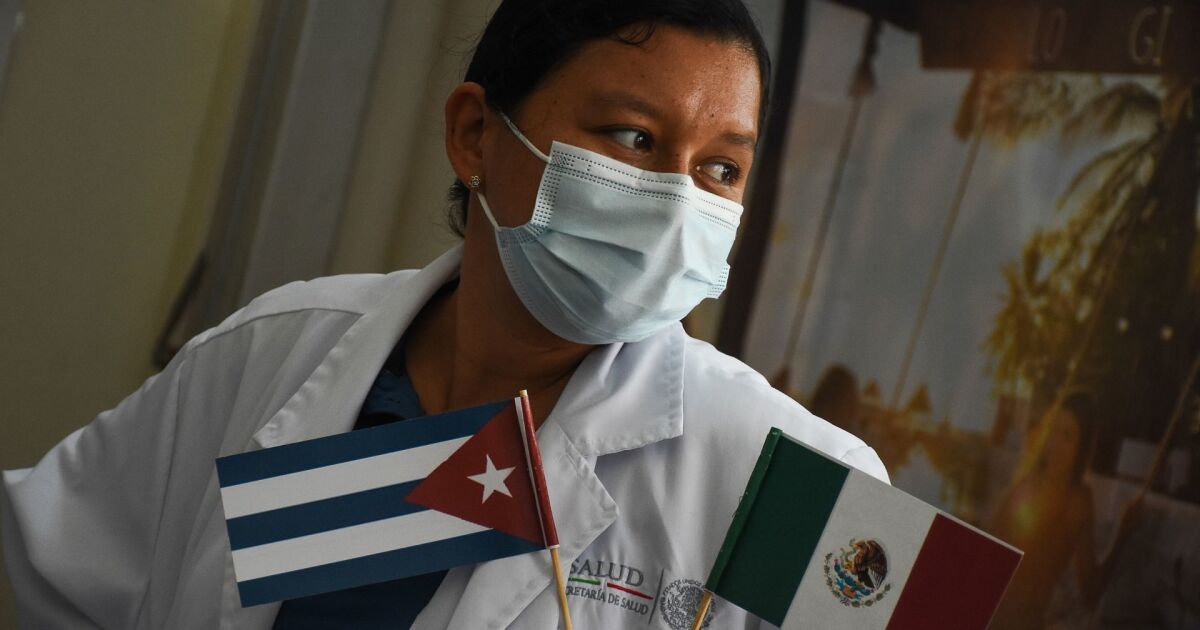 Mexico increases hiring of doctors (including Cubans) without achieving the goal