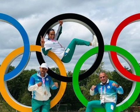 La boxeadora argelina Imane Khelif y el entrenador cubano Pedro Díaz