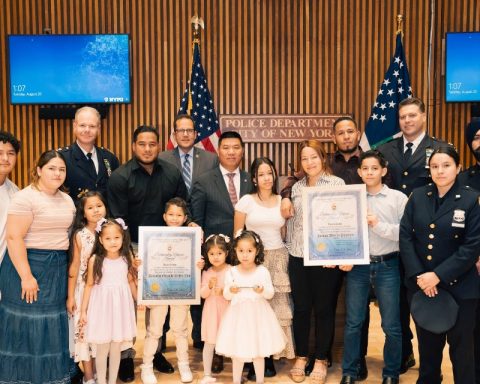 New York police honor two Venezuelan migrants for helping prevent a crime