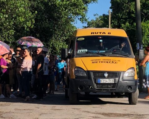 Un grupo de personas esperan la 'gacela' que cubre el trayecto Cotorro-Vedado, este martes