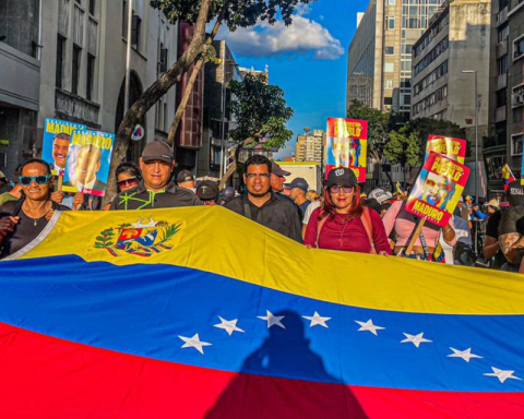 Marcha oficialismo maduro oposición